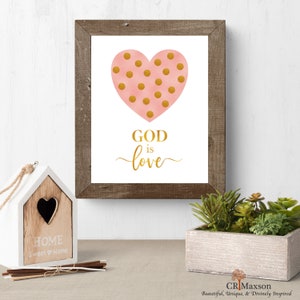 GOD is love Biblische Kunst zum ausdrucken - Christliche Wohnkultur - Kinderzimmer Wandkunst - Rosa Herz und Gold Tupfen - Biblische Kunst - Christliche Kunst