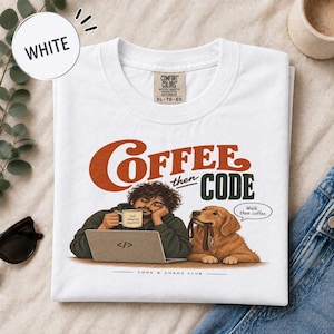 Może przedstawiać: Biały t-shirt z grafiką przedstawiającą osobę z kręconymi włosami siedzącą przy laptopie z kubkiem kawy, obok golden retrievera trzymającego smycz. Tekst głosi COFFEE then CODE, Walk then coffee oraz CODE & CHAOS CLUB.