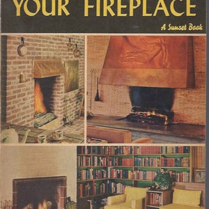 Può includere: Una copertina di libro vintage con il titolo "How to Plan and Build Your Fireplace" in lettere gialle su uno sfondo marrone scuro. La copertina presenta tre immagini di caminetti, uno con una libreria e due poltrone, uno con un camino in mattoni e un fuoco acceso, e uno con un camino in mattoni e un fuoco acceso.
