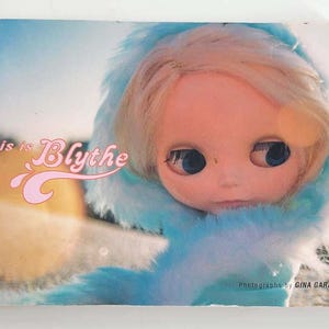 Questo è il libro "Blythe Gina Garan 2000 Vintage Mod Fashion Doll" degli anni '70