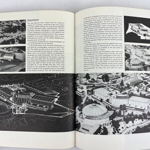 Può includere: Un'illustrazione in bianco e nero di un modello di un complesso di edifici con una struttura a cupola al centro. L'illustrazione è etichettata "Omnitron" e include del testo che descrive il processo di creazione dell'illustrazione.