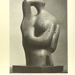 以下が含まれることがあります： 抽象的な人間の形をしたグレースケール彫刻。彫刻は、上部に穴があり、滑らかで丸みを帯びた形状をしており、長方形の台座で支えられています。彫刻は石でできています。下部のテキストは「Composition, Henry Moore」と書かれています。