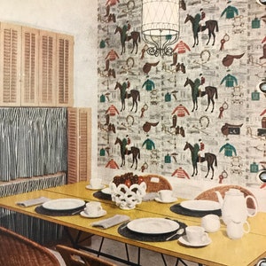 Puede incluir: Una mesa de comedor amarilla con cuatro sillas de mimbre. La mesa est&aacute; puesta con platos blancos, cubiertos y un cuenco blanco lleno de manzanas rojas. La pared detr&aacute;s de la mesa est&aacute; cubierta con papel tapiz con un tema de carreras de caballos.