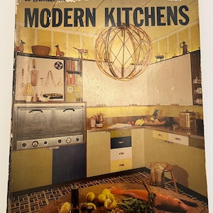 Puede incluir: Un libro vintage titulado "Modern Kitchens" con un logotipo de Sunset Book. La portada presenta una foto de una cocina moderna con gabinetes amarillos y marrones, un horno de acero inoxidable y una gran lámpara redonda tejida.