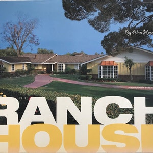 Puede incluir: La portada de un libro titulado "The Ranch House" de Alan Hess. El libro presenta una fotografía de una casa de estilo rancho amarilla con un camino de ladrillos rojos que conduce a la puerta principal. El texto "Photography by Noah Sheldon" está impreso en la esquina inferior derecha.