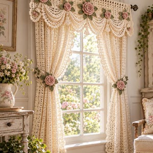 Peut inclure: Un ensemble de rideaux en crochet couleur crème présentant un motif en treillis complexe et une cantonnière festonnée. Le design est orné d'appliques de roses roses en relief et de feuilles vert sauge, avec des embrasses florales assorties.