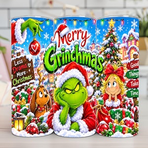 Könnte beinhalten: Ein zylindrischer Becher mit einer farbenfrohen weihnachtlichen Grafik, die eine grüne Figur im Weihnachtsmannkostüm, ein blondes Mädchen und einen Hund zeigt. Der Text lautet Merry Grinchmas, Less Drama More Christmas und Good Things Take Time.