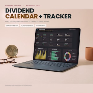 Può includere: Un computer portatile che mostra un foglio di calcolo per il monitoraggio dei dividendi e un calendario in Microsoft Excel. Lo schermo presenta un riepilogo del portafoglio con vari grafici e dati finanziari. Il testo recita DIVIDEND CALENDAR + TRACKER.