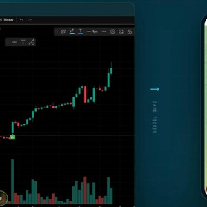 Op de afbeelding: Een digitaal display met een TradingView-aandelengrafiek met groene en rode kandelaarpatronen en volumebalken aan de linkerkant, naast een smartphone-interface aan de rechterkant met geautomatiseerde handelsberichten en statusupdates.