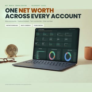 Peut inclure: Un ordinateur portable affichant un tableau de bord Microsoft Excel Net Worth Consolidator avec le texte One Net Worth Across Every Account. L'écran présente des données financières, des graphiques et des mesures. Une horloge dorée et des lunettes.