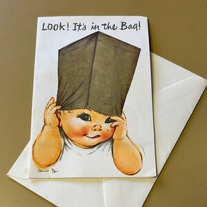 Carte de voeux Charlot Byj - Carte de guérison pour enfant - Carte pliable. Regardez ! C'est dans le sac ! Votre rétablissement ! Nouveau vieux stock. Carte non utilisée.