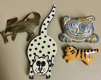 4 Vintage cat pins - 1990s cat brooches, wood, ceramic, brass