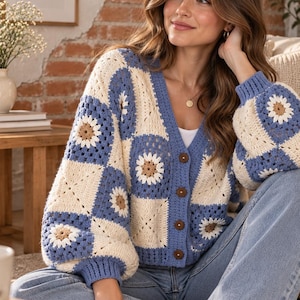 Blaue und cremefarbene Strickjacke im Oma-Stil, karierter Häkelpullover, Patchwork-Jacke mit Knopfleiste, handgefertigte Häkelstrickjacke mit Blumenmuster, Boho-Stil