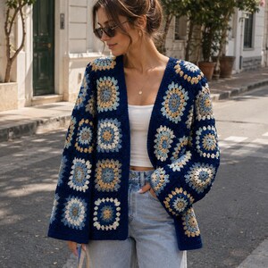 Dunkelblauer, quadratischer Cardigan im Oma-Stil, gehäkelte Patchwork-Jacke, Boho-Häkelmantel, handgefertigter quadratischer Cardigan mit Blumenmuster, Häkelpullover im Vintage-Stil