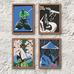 Peut inclure: Quatre cadres muraux rectangulaires présentant des illustrations stylisées de samouraïs. L'un montre un samouraï en kimono vert avec un sabre, un autre un gros plan en noir et blanc, un avec des cerisiers en fleurs et un sous la pluie.