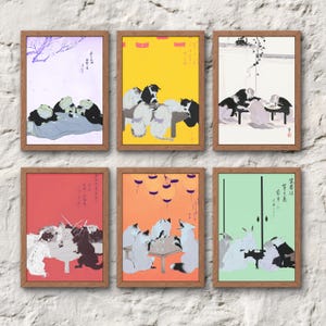Peut inclure: Un ensemble de six impressions d'art encadrées présentant des illustrations stylisées d'animaux en vêtements traditionnels. Les images montrent des grenouilles, des chats et des lapins en activités, sur des fonds unis avec de la calligraphie japonaise.