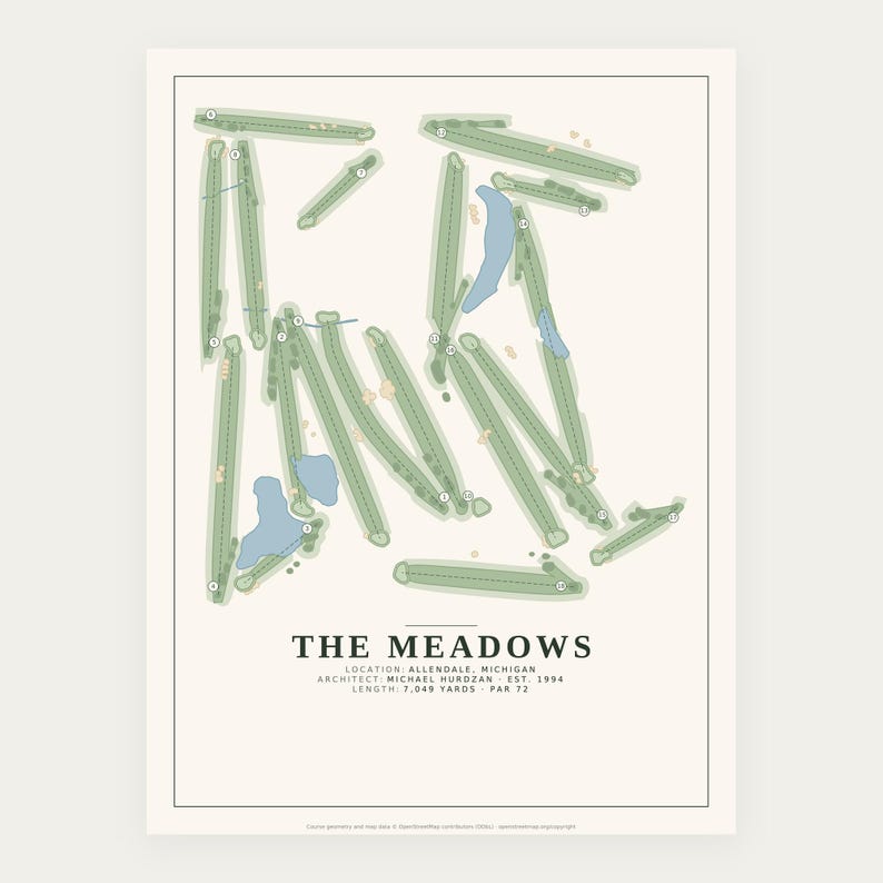 Op de afbeelding: Een golfbaan-kaartprint getiteld THE MEADOWS, met een lay-out van fairways in groen, waterhindernissen in lichtblauw en zandbunkers in beige. De tekst bevat: Location: Allendale, Michigan, Architect: Michael Hurdzan, Est. 1994, 7.049 yards, Par 72.
