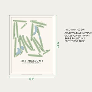 Op de afbeelding: Een golfbaan-kaartprint getiteld THE MEADOWS, met groene fairways en blauwe waterhindernissen op een cr&egrave;mekleurige achtergrond. De tekst bevat locatie, architect en 7.048 yards par 72. De print meet 45,7 x 61 cm op mat archiefpapier.