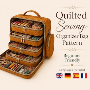 Pode incluir: Uma bolsa organizadora de costura acolchoada amarelo-mostarda com vários compartimentos escalonados com zíper contendo suprimentos de costura como carretéis de linha, botões e tesouras. O texto diz Quilted Sewing Organizer Bag Pattern Beginner Friendly.
