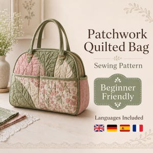 Puede incluir: Un patrón de costura para bolso acolchado de patchwork con diseño floral en tonos verde salvia y rosa empolvado. El texto dice Patchwork Quilted Bag, Sewing Pattern, Beginner Friendly, Languages Included, junto a cuatro banderas.