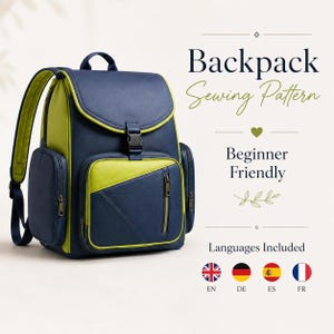 Könnte beinhalten: Ein marineblauer und lindgrüner Rucksack mit oberer Klappe, einer vorderen Reißverschlusstasche und Seitentaschen. Der Text lautet: Backpack Sewing Pattern, Beginner Friendly, Languages Included. Vier Flaggensymbole stehen für die Sprachen.