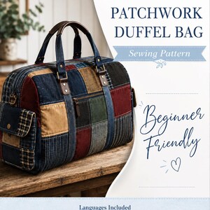 Op de afbeelding: Een patchwork reistas naaipatroon met een veelkleurig ontwerp van blauwe, rode, beige en groene stoffen vierkanten. De tekst luidt PATCHWORK DUFFEL BAG, Sewing Pattern en Beginner Friendly. Inclusief een zijvak en bruine handvatten.
