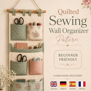 Op de afbeelding: Een gewatteerde wand-naai-organizer met meerdere vakken in saliegroen, crème en bloemenpatronen. De organizer hangt aan een houten stok met een touw. De tekst op de afbeelding luidt: Quilted Sewing Wall Organizer Pattern, Beginner Friendly.