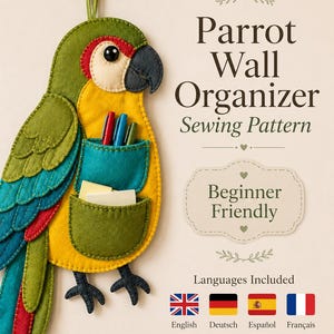 Könnte beinhalten: Ein Näh-Schnittmuster für einen Wand-Organizer aus Filz in Form eines grünen, gelben und blauen Papageis mit zwei Taschen, die Stifte und Papier enthalten. Der Text lautet: Parrot Wall Organizer Sewing Pattern, Beginner Friendly, Languages Included, English, Deutsch, Español, Français.