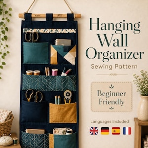 Könnte beinhalten: Ein dunkelblaues Hänge-Wand-Organizer-Schnittmuster mit mehreren Taschen in Unifarben und geometrischen Mustern. Der Text lautet Hanging Wall Organizer Sewing Pattern, Beginner Friendly und Languages Included mit Flaggensymbolen.