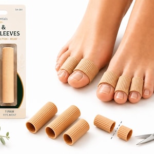 Può includere: Manicotti tubolari a coste color beige per dita di mani e piedi in una confezione S&A Essentials Toe & Finger Sleeves. I manicotti sono mostrati indossati sulle dita dei piedi, sciolti e tagliati con forbici argentate per la misura.