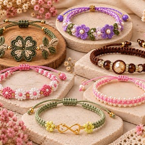 Pode incluir: Seis pulseiras de macramé ajustáveis com vários designs, incluindo um trevo de quatro folhas, flores roxas, um cristal central, margaridas cor-de-rosa e brancas, uma banda com pérolas e um símbolo de infinito com flores amarelas, com contas douradas.