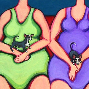 Puede incluir: Dos mujeres con vestidos est&aacute;n sentadas en un sof&aacute; rojo, cada una sosteniendo un peque&ntilde;o chihuahua negro y blanco en su regazo.