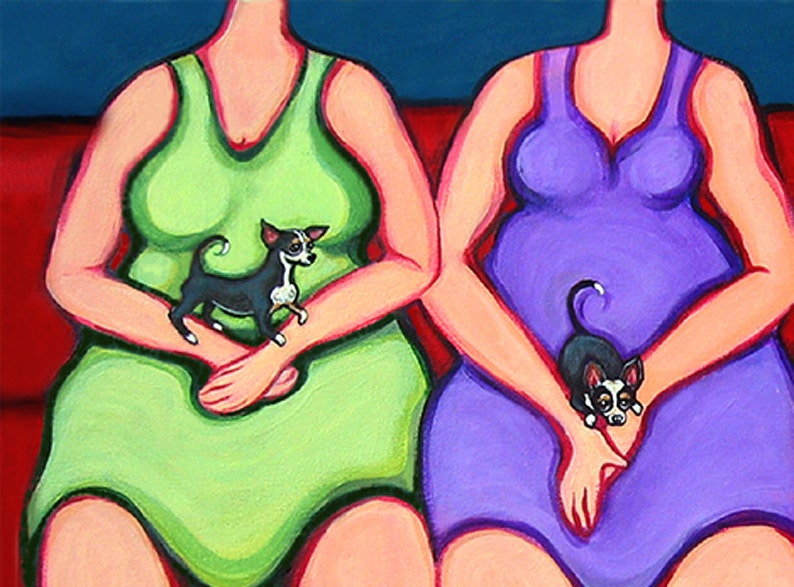 Puede incluir: Dos mujeres con vestidos est&aacute;n sentadas en un sof&aacute; rojo, cada una sosteniendo un peque&ntilde;o chihuahua negro y blanco en su regazo.