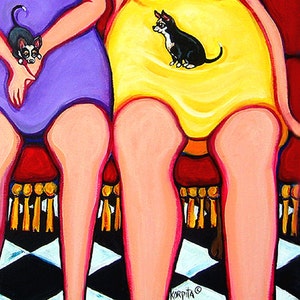 Puede incluir: Dos mujeres con vestidos coloridos est&aacute;n sentadas en un banco rojo con suelo de ajedrez negro y blanco. Una mujer lleva un vestido morado y la otra lleva un vestido amarillo. Cada mujer tiene un peque&ntilde;o chihuahua negro y blanco sentado en su regazo.