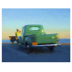 Op de afbeelding: Een vintage groene pick-up truck met een houten laadbak staat geparkeerd op een strand bij zonsondergang. De truck is met de achterkant naar de kijker gericht, en de laadbak is leeg. De lucht is zacht blauw en oranje, en het water is diepblauw.