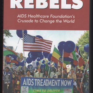 Puede incluir: Una portada de libro con el título "Righteous Rebels: AIDS Healthcare Foundation's Crusade to Change the World" y una foto de una multitud de personas que sostienen carteles que dicen "AIDS Treatment Now" y "AIDS Drugs for Every Nation!"