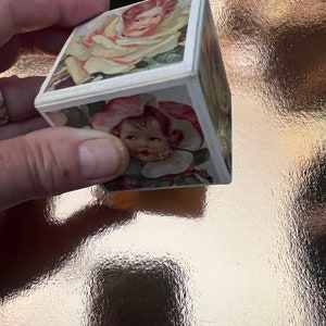 Caja de cartón de época