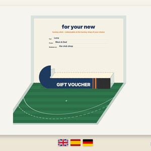 Puede incluir: Una tarjeta de regalo desplegable con un gráfico de campo verde y una ilustración de un palo de hockey azul oscuro con el texto GIFT VOUCHER. La tarjeta incluye campos para la destinataria Lena, los remitentes Mum & Dad y el lugar the club shop.