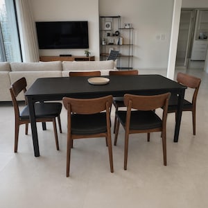 Mesa de comedor de roble macizo, diseño rectangular moderno.