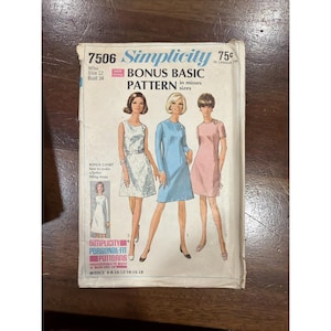 Puede incluir: Un sobre de patrón de costura Simplicity 7506 para un vestido básico extra en talla 12, busto 34. La portada presenta ilustraciones de tres figuras con vestidos sin mangas y de manga corta en blanco, azul y rosa, además de una imagen pequeña.