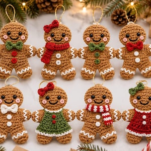 Könnte beinhalten: Acht gehäkelte Lebkuchenmännchen-Ornamente in zwei Reihen. Jede Figur ist hellbraun mit schwarzen Augen, rosa Wangen und weißem Zuckerguss an den Gliedmaßen. Sie tragen verschiedene Accessoires wie rote und grüne Schleifen, Schals und Kleider.