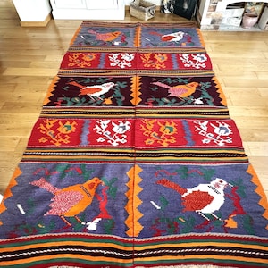 Vintage handmade romanian kilim with birds and flowers from the 40&#39;s, Kilim vintage fait à la main avec des oiseaux et des fleurs des années