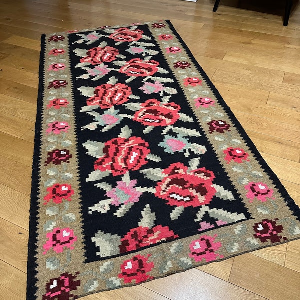 Romanian vintage handmade rug with red and pink roses woven in the 40s, Tapis vintage roumain, Tappeto rumeno vintage fatto a mano