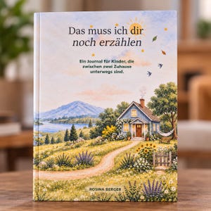 Könnte beinhalten: Ein gebundenes Buch mit dem Titel Das muss ich dir noch erzählen und dem Untertitel Ein Journal für Kinder, die zwischen zwei Zuhause unterwegs sind. Das Cover zeigt eine Aquarellillustration eines blauen Hauses, eines Weges und Bergen.