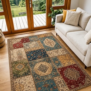Könnte beinhalten: Ein rechteckiger Teppich mit einem Patchwork-Design aus verschiedenen Blumen- und geometrischen Mustern in den Farben Dunkelrot, Marineblau, Waldgrün und Creme. Der Teppich besteht aus mehreren einzelnen Feldern mit jeweils komplexen Motiven.