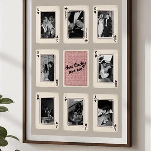 Op de afbeelding: Een ingelijste wandkunstprint met een raster van negen speelkaarten. Acht kaarten tonen zwart-wit trouwfoto's, terwijl de middelste kaart een rode achterkant met patroon heeft met de zwarte cursieve tekst How lucky are we?