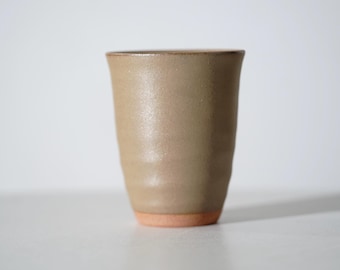 Tazza vintage giapponese in ceramica beige opaca, ideale per acqua o caffè.