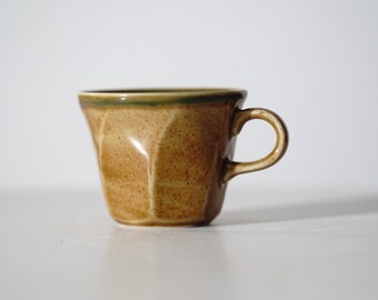 Vintage Japanse koffiekop met geel glazuur en craquelé-effect, keramisch drinkgerei