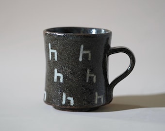Vintage Japanse studio-aardewerk mok met wit letterpatroon, handgemaakte keramische koffiekop