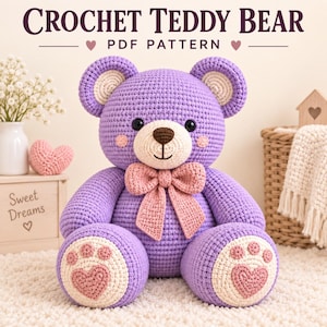 Puede incluir: Un oso de peluche de ganchillo hecho con hilo morado, con un hocico color crema y un lazo rosa. El oso presenta almohadillas color crema con corazones rosas en el centro. El texto superior dice CROCHET TEDDY BEAR PDF PATTERN con corazones.